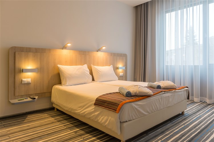 HOTEL PARK INN  SÁRVÁR Autobusovou dopravou