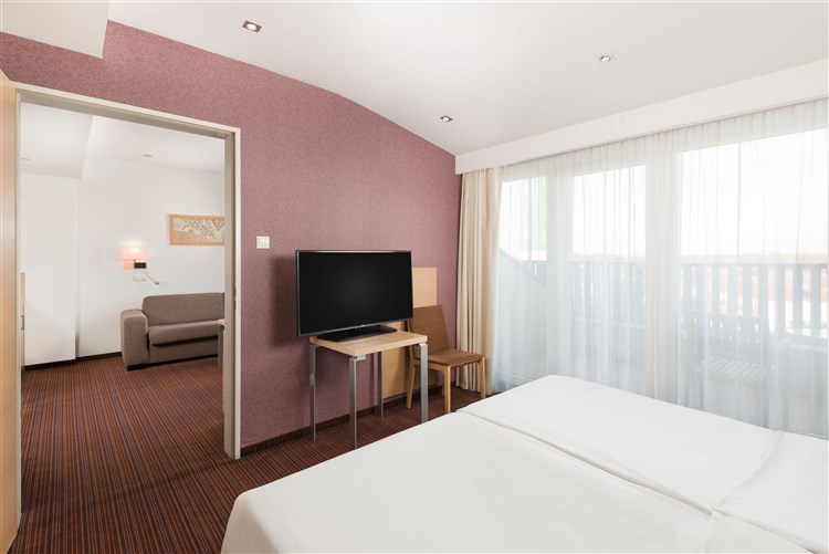 HOTEL PARK INN  SÁRVÁR Autobusovou dopravou