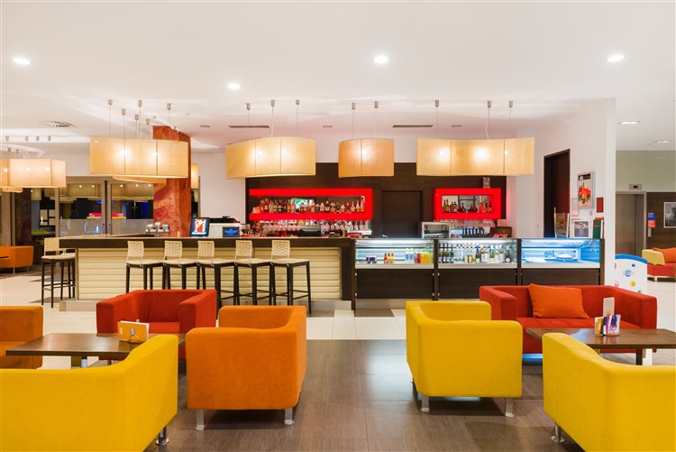 HOTEL PARK INN  SÁRVÁR Autobusovou dopravou