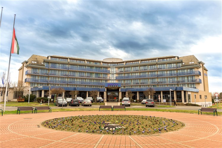 HOTEL PARK INN  SÁRVÁR Autobusovou dopravou