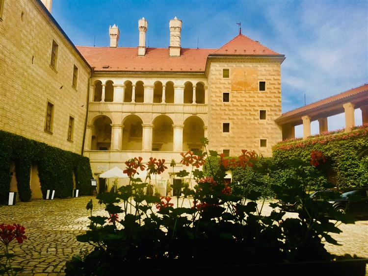 Kokořín a skalní město Pokličky