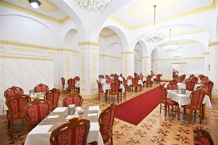 Restaurace | HOTEL EGER & PARK Autobusovou dopravou