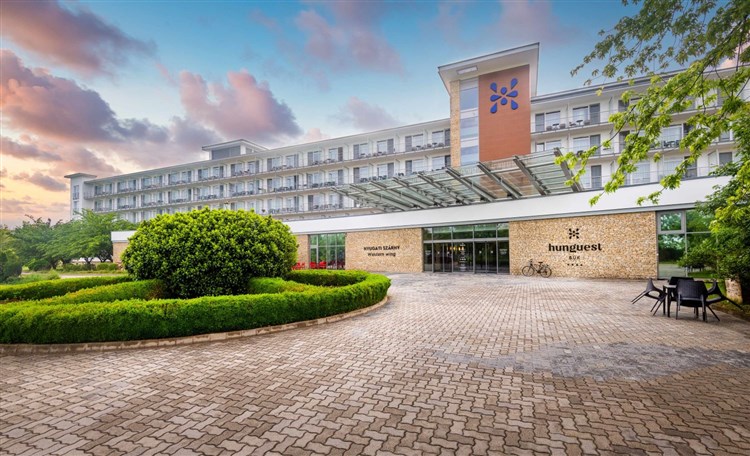 HUNGUEST HOTEL BÜK - ZÁPADNÍ KŘÍDLO Autobusovou dopravou
