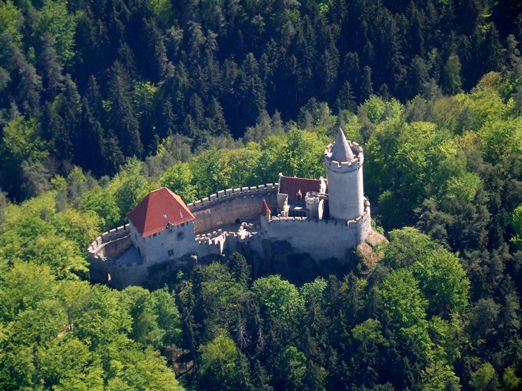 Kokořín a skalní město Pokličky