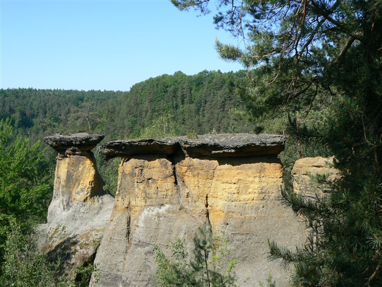 Kokořín a skalní město Pokličky