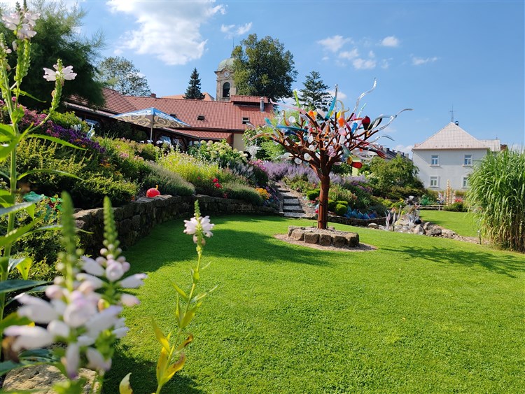 Kunratice u Cvikova - Pačinek Glass - Křišťálová zahrada (c) M. Foltýn | Za skláři do křišťálového údolí