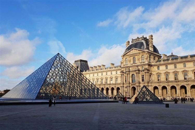 Louvre | Paříž, dáma na Seině