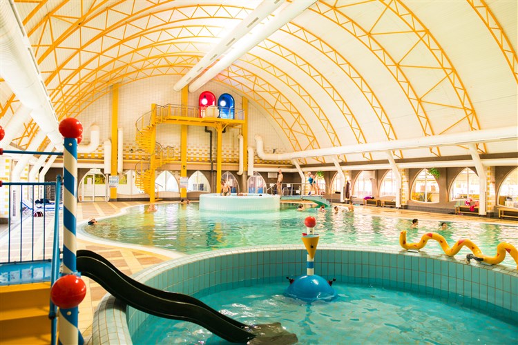 Velký Meder - krytý bazén s tobogány | Bratislava, Budapešť a relax v termálech