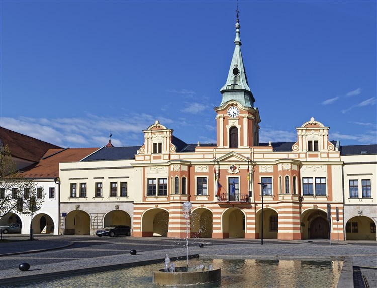Kokořín a skalní město Pokličky